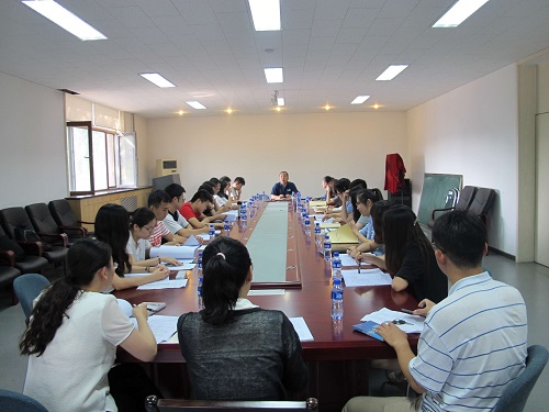 召开学生代表征求意见座谈会